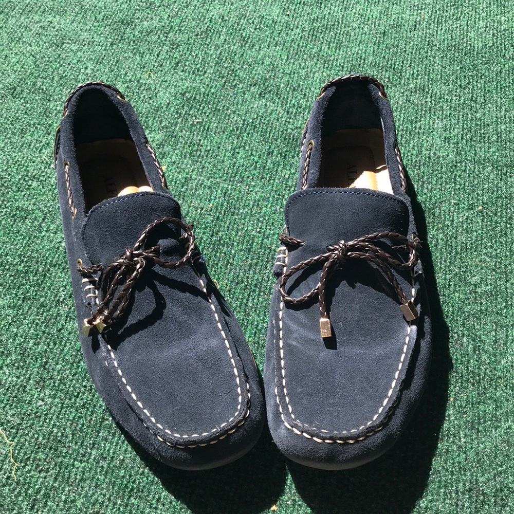 Like new: Men’s Navy Leather Loafers